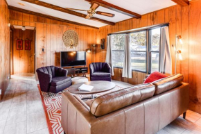 6 Mi to Balanced Rock Park Home in Castleford